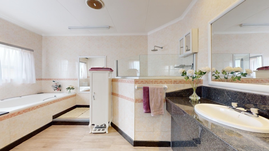 6 Bedroom Property for Sale in Van Der Hoff Park North West